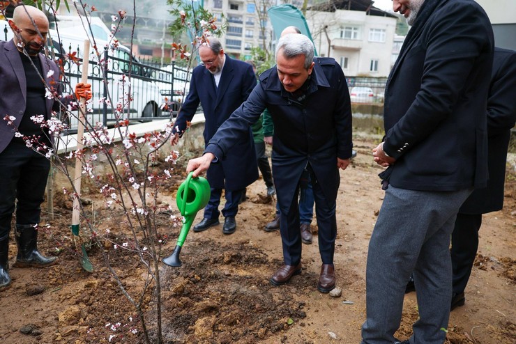 vali-baydas-ve-prof-dr-ali-erbas-rize-yesilay-kampusunde-genclerle-fidan-dikti-1.jpg