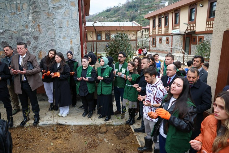 vali-baydas-ve-prof-dr-ali-erbas-rize-yesilay-kampusunde-genclerle-fidan-dikti-5.jpg