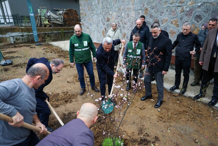 vali-baydas-ve-prof-dr-ali-erbas-rize-yesilay-kampusunde-genclerle-fidan-dikti-6.jpg