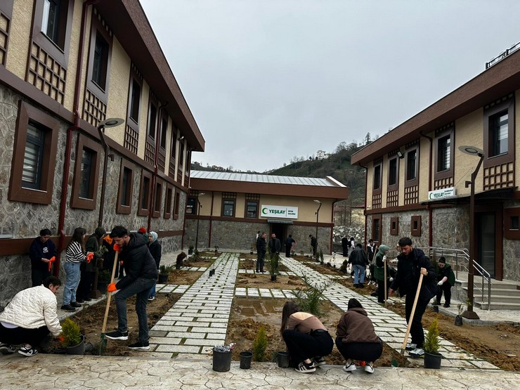 vali-baydas-ve-prof-dr-ali-erbas-rize-yesilay-kampusunde-genclerle-fidan-dikti-7-001.jpg