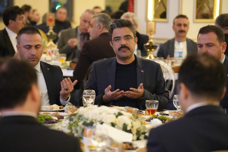 kirikkale-valisi-huseyin-engin-sariibrahim-is-insanlarinin-katildigi-iftar-programinda-sanayici-ve-girisimcilere-tesekkur-ederek-uretim-ve-yatirimin-onemine-dikkat-cek-3.jpg