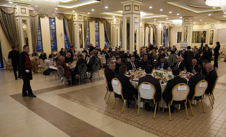 kirikkale-valisi-huseyin-engin-sariibrahim-is-insanlarinin-katildigi-iftar-programinda-sanayici-ve-girisimcilere-tesekkur-ederek-uretim-ve-yatirimin-onemine-dikkat-cek-4.jpg