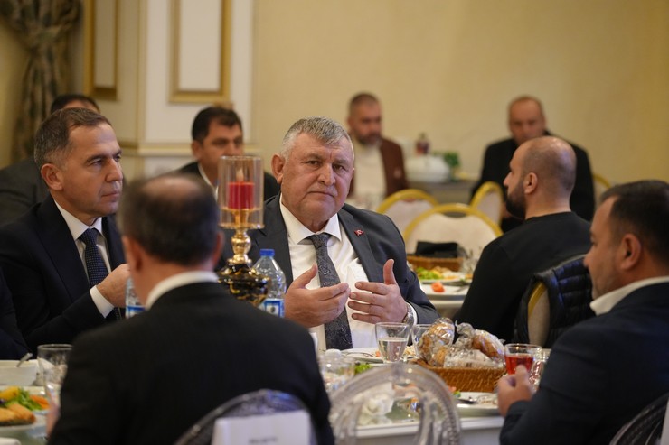 kirikkale-valisi-huseyin-engin-sariibrahim-is-insanlarinin-katildigi-iftar-programinda-sanayici-ve-girisimcilere-tesekkur-ederek-uretim-ve-yatirimin-onemine-dikkat-cek.jpg