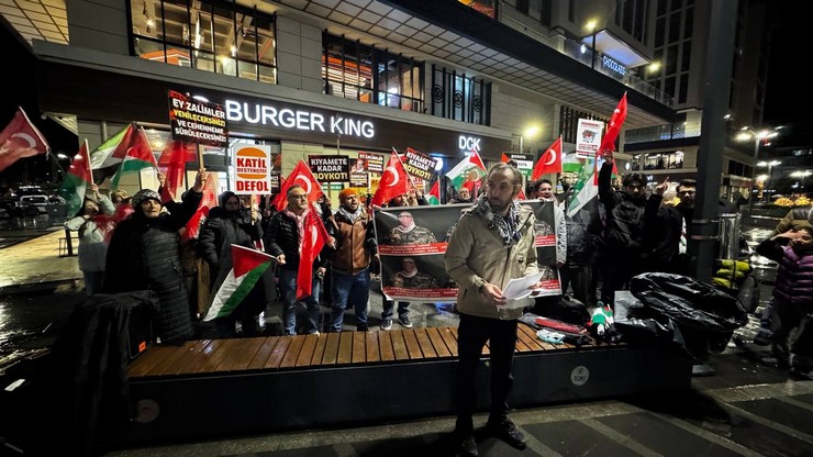 rizede-boykot-sesleri-carsi-avm-onunde-burger-king-protestosu-1.jpg