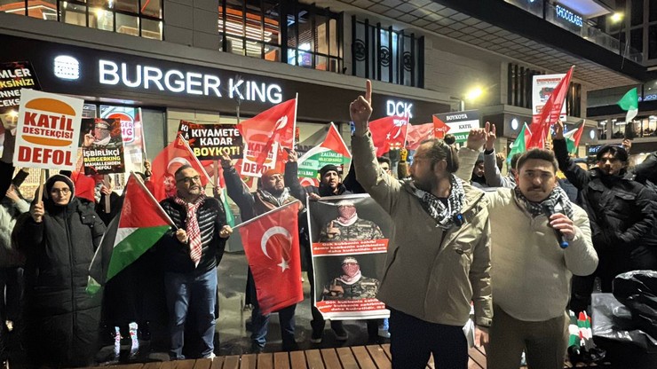 rizede-boykot-sesleri-carsi-avm-onunde-burger-king-protestosu-13-001.jpg