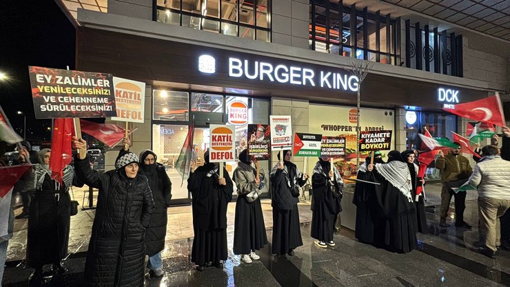 rizede-boykot-sesleri-carsi-avm-onunde-burger-king-protestosu-17.jpg