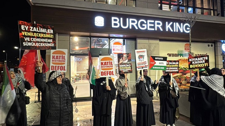 rizede-boykot-sesleri-carsi-avm-onunde-burger-king-protestosu-18.jpg
