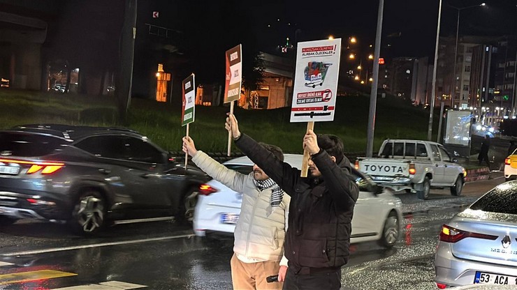 rizede-boykot-sesleri-carsi-avm-onunde-burger-king-protestosu-19.jpg