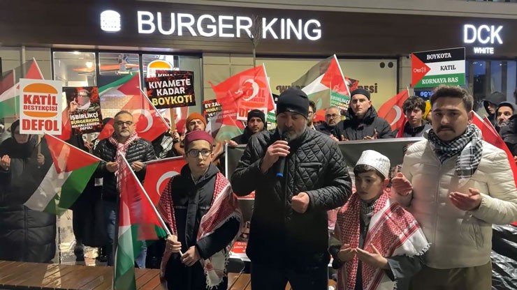 rizede-boykot-sesleri-carsi-avm-onunde-burger-king-protestosu-21.jpg