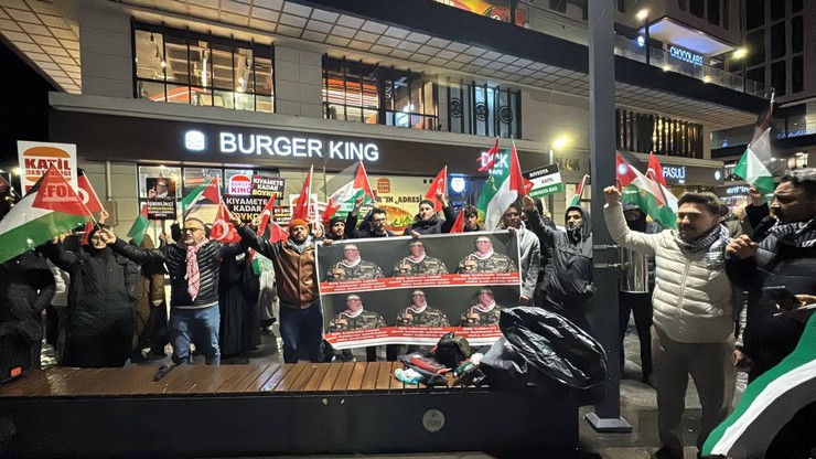 rizede-boykot-sesleri-carsi-avm-onunde-burger-king-protestosu-8.jpg