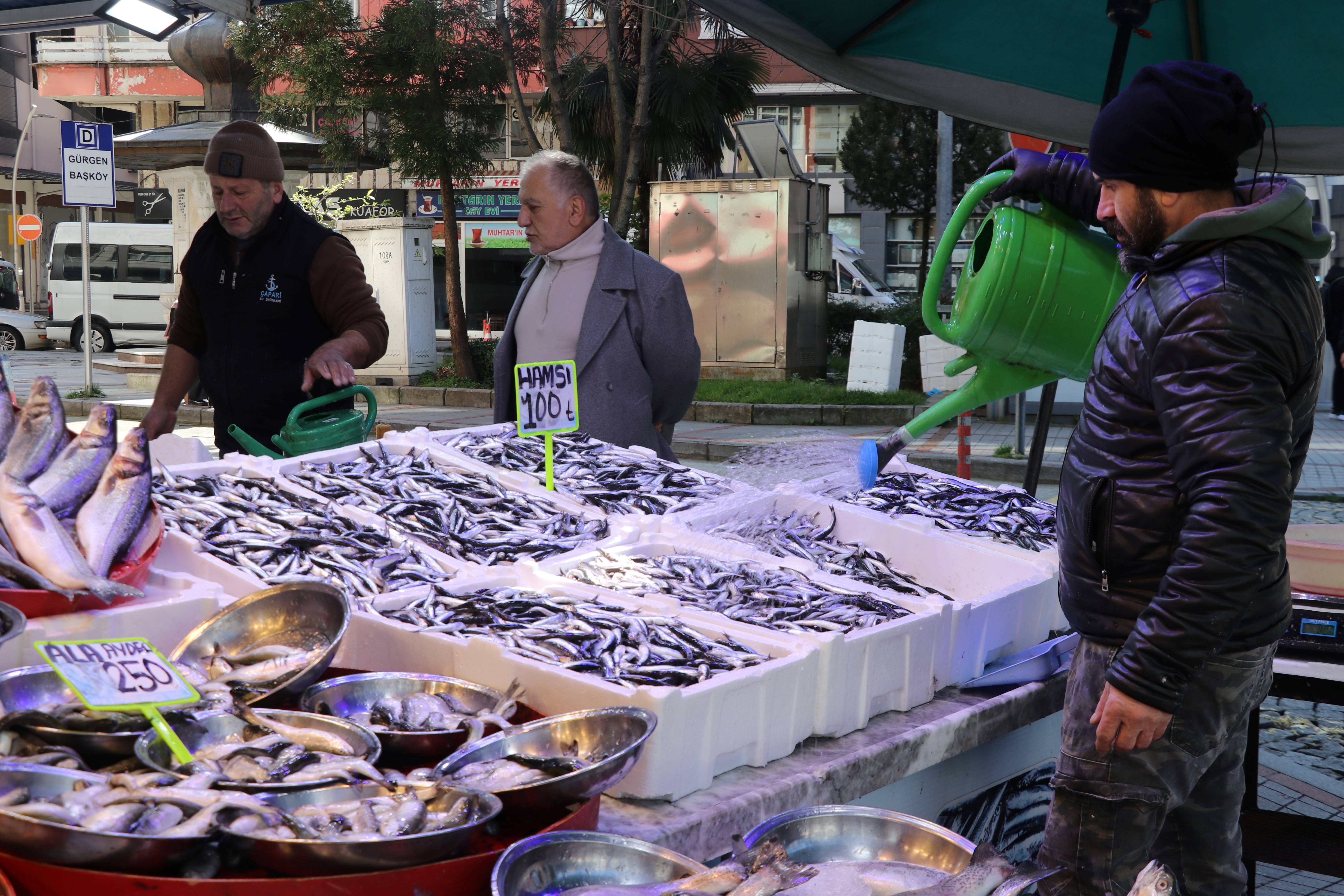 aa-20260310-40781327-40781324-rizede-istavrit-ve-hamsinin-kilogrami-100-liradan-satildi.jpg