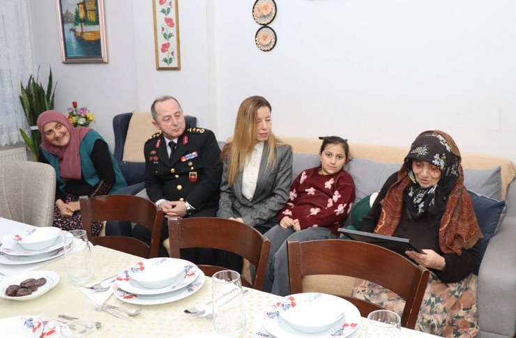 rize-il-jandarma-komutani-adnan-celebi-piyade-er-hizir-sandallinin-ailesine-iftar-ziyaretinde-bulundu-3.jpg