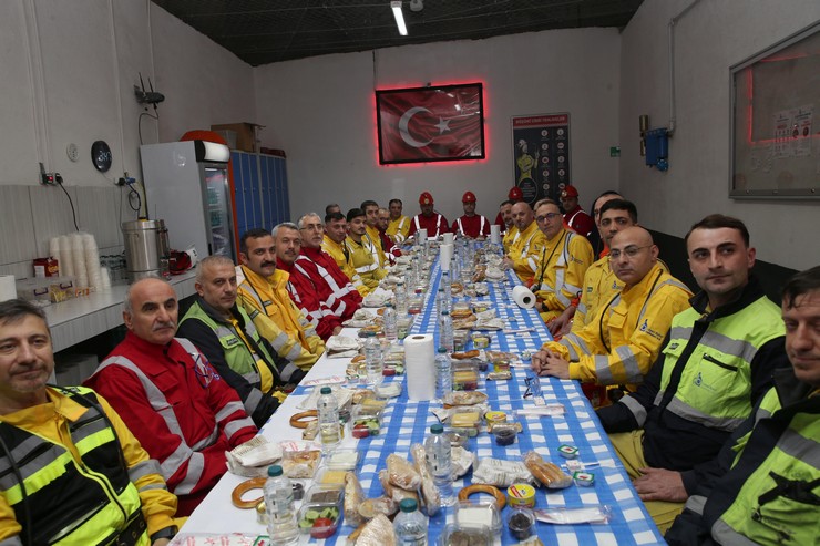 calisma-ve-sosyal-guvenlik-bakani-vedat-isikhan-rizede-cayeli-bakir-madeninde-iscilerle-sahur-yapti-5.jpg
