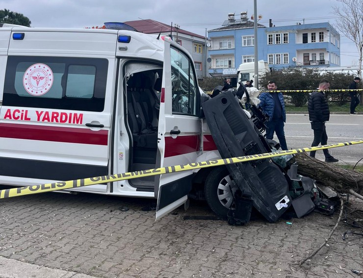 samsunun-carsamba-ilcesinde-vakaya-giden-ambulans-ile-findik-yuklu-kamyon-carpisti-kazada-ambulans-soforu-recep-sagiroglu-oldu-2si-saglik-calisani-3-kisi-yaralandi-4.jpg