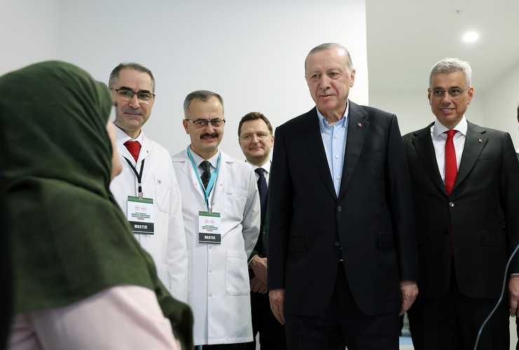 cumhurbaskani-recep-tayyip-erdogan-rizedeki-temaslari-kapsaminda-guneysu-ilcesinde-merhum-annesinin-adini-tasiyan-tenzile-erdogan-devlet-hastanesi-acilis-torenine-kat-10.jpg