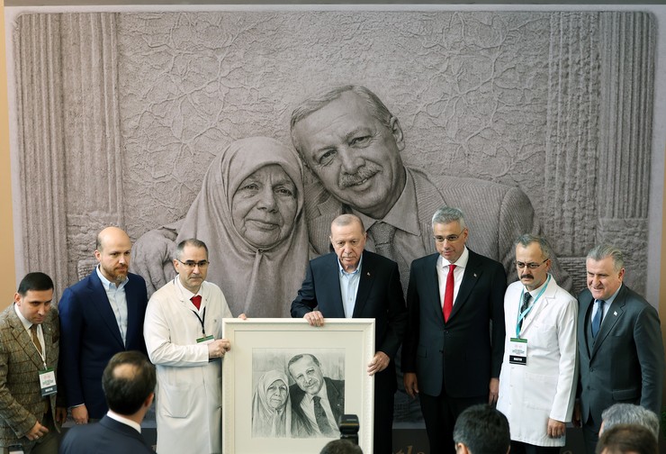 cumhurbaskani-recep-tayyip-erdogan-rizedeki-temaslari-kapsaminda-guneysu-ilcesinde-merhum-annesinin-adini-tasiyan-tenzile-erdogan-devlet-hastanesi-acilis-torenine-kat-13-001.jpg