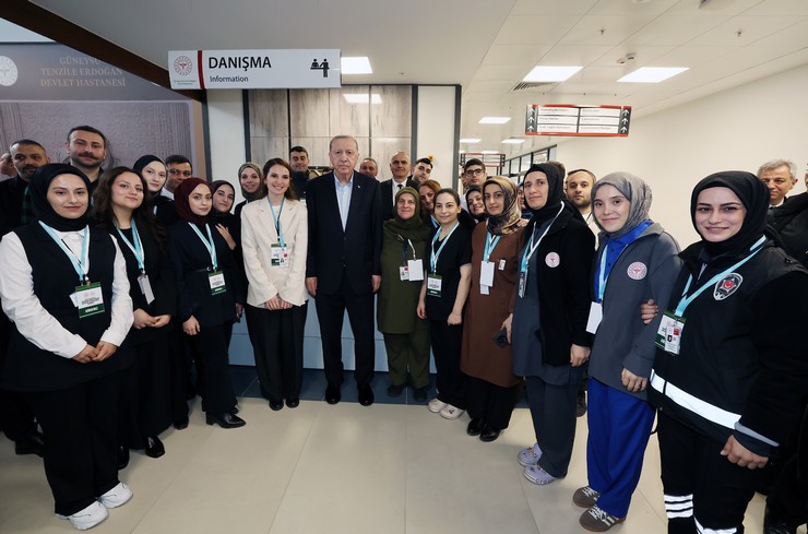 cumhurbaskani-recep-tayyip-erdogan-rizedeki-temaslari-kapsaminda-guneysu-ilcesinde-merhum-annesinin-adini-tasiyan-tenzile-erdogan-devlet-hastanesi-acilis-torenine-kat-6.jpg