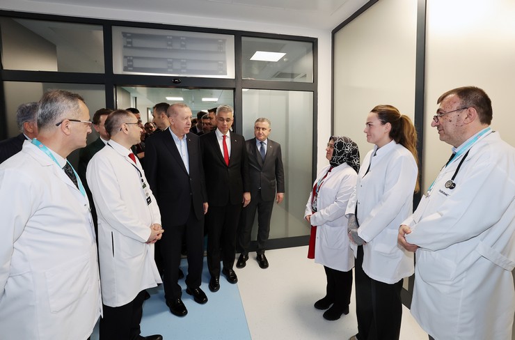 cumhurbaskani-recep-tayyip-erdogan-rizedeki-temaslari-kapsaminda-guneysu-ilcesinde-merhum-annesinin-adini-tasiyan-tenzile-erdogan-devlet-hastanesi-acilis-torenine-kat-7.jpg