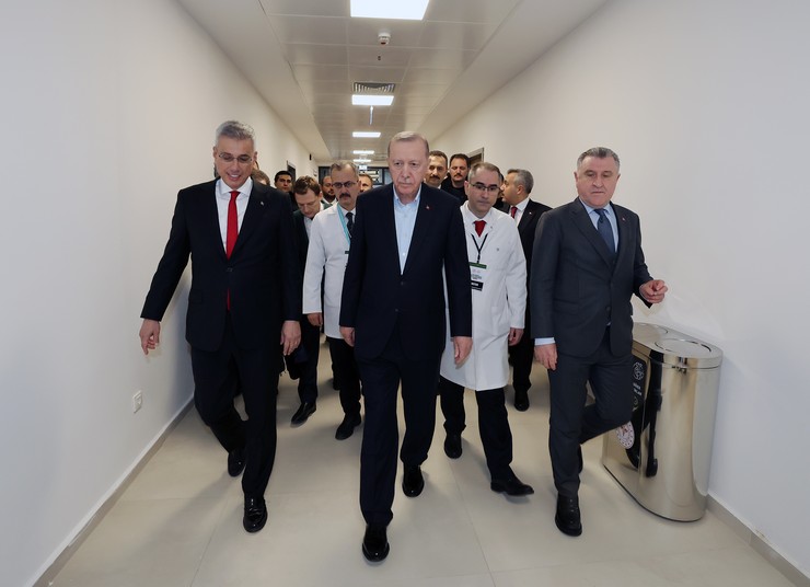 cumhurbaskani-recep-tayyip-erdogan-rizedeki-temaslari-kapsaminda-guneysu-ilcesinde-merhum-annesinin-adini-tasiyan-tenzile-erdogan-devlet-hastanesi-acilis-torenine-kat-8.jpg