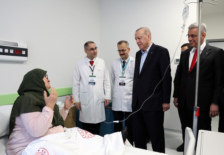 cumhurbaskani-recep-tayyip-erdogan-rizedeki-temaslari-kapsaminda-guneysu-ilcesinde-merhum-annesinin-adini-tasiyan-tenzile-erdogan-devlet-hastanesi-acilis-torenine-kat-9.jpg