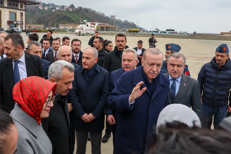 cumhurbaskani-recep-tayyip-erdogan-ile-esi-emine-erdogan-rize-artvin-havalimanindan-ugurlandi-2.jpg
