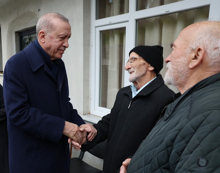 cumhurbaskani-recep-tayyip-erdogan-ramazan-bayrami-dolayisiyla-memleketi-rizede-komsularinin-bayramini-kutladi-7.jpg