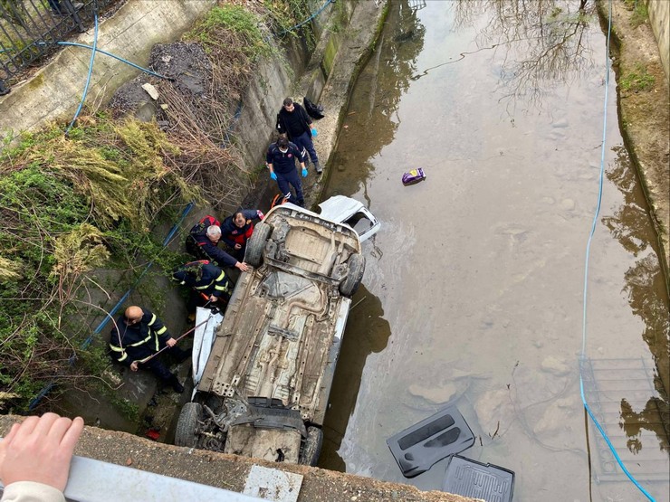 giresunda-dereye-devrilen-hafif-ticari-aractaki-3-kisi-oldu-2-kisi-yaralandi-1.jpg