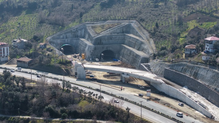 trabzonda-sehir-ici-ve-transit-trafigi-rahatlatmak-amaciyla-hayata-gecirilen-guney-cevre-yolu-projesinde-calismalar-suruyor-10.jpg