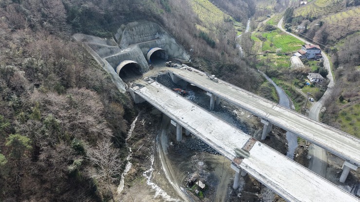 trabzonda-sehir-ici-ve-transit-trafigi-rahatlatmak-amaciyla-hayata-gecirilen-guney-cevre-yolu-projesinde-calismalar-suruyor-11.jpg