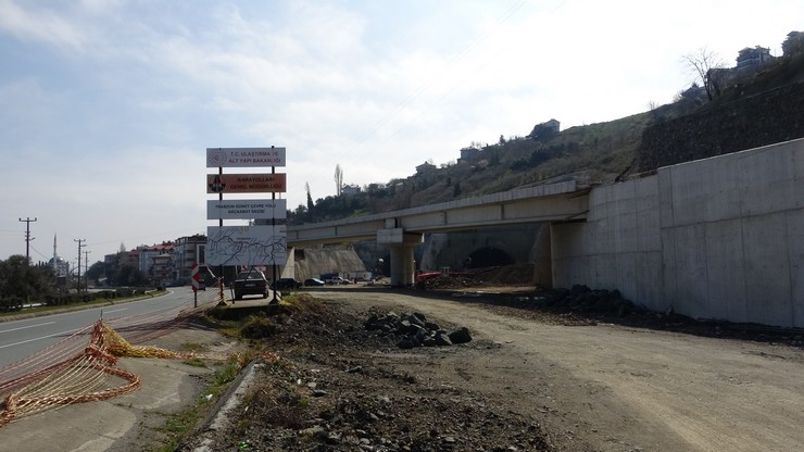 trabzonda-sehir-ici-ve-transit-trafigi-rahatlatmak-amaciyla-hayata-gecirilen-guney-cevre-yolu-projesinde-calismalar-suruyor-5.jpg
