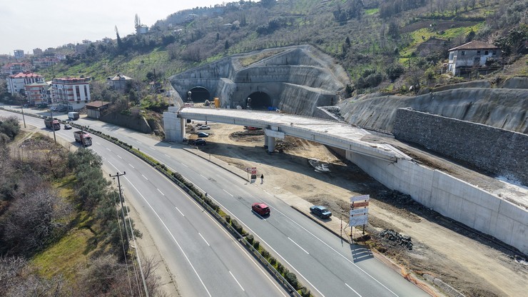 trabzonda-sehir-ici-ve-transit-trafigi-rahatlatmak-amaciyla-hayata-gecirilen-guney-cevre-yolu-projesinde-calismalar-suruyor-8.jpg