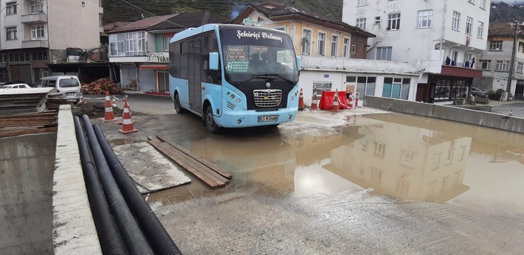 rize-gundogduda-6-ay-once-yikilan-ic-koprunun-bir-turlu-tamamlanamamasi-bolgeyi-adeta-felc-etti-gundogdu-esnaf-ve-sanatkarlar-odasi-baskani-cemalettin-sak-esnaf-kan-a-4.jpg