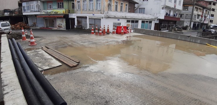 rize-gundogduda-6-ay-once-yikilan-ic-koprunun-bir-turlu-tamamlanamamasi-bolgeyi-adeta-felc-etti-gundogdu-esnaf-ve-sanatkarlar-odasi-baskani-cemalettin-sak-esnaf-kan-a-7.jpg