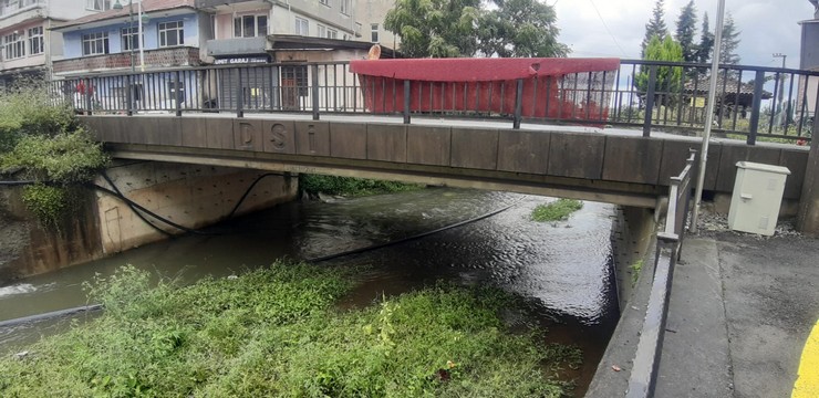 rize-gundogduda-6-ay-once-yikilan-ic-koprunun-bir-turlu-tamamlanamamasi-bolgeyi-adeta-felc-etti-gundogdu-esnaf-ve-sanatkarlar-odasi-baskani-cemalettin-sak-esnaf-kan-a-9.jpg