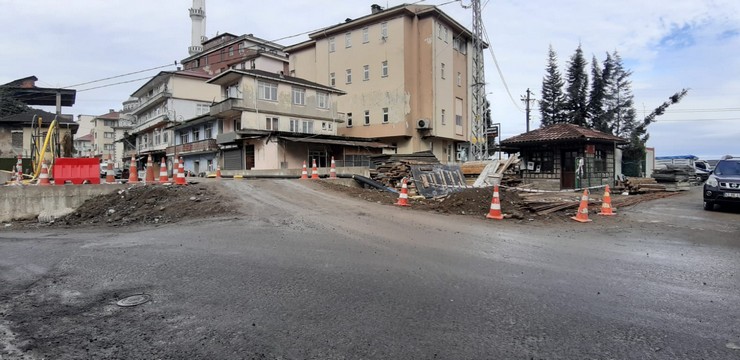 rize-gundogduda-6-ay-once-yikilan-ic-koprunun-bir-turlu-tamamlanamamasi-bolgeyi-adeta-felc-etti-gundogdu-esnaf-ve-sanatkarlar-odasi-baskani-cemalettin-sak-esnaf-kan-a.jpg