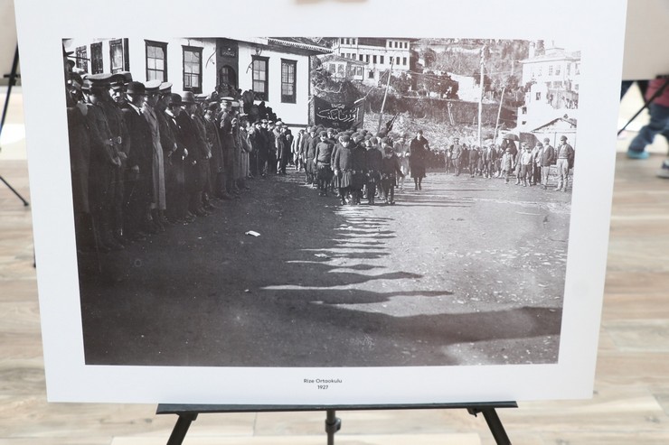 rizede-62-kutuphane-haftasi-etkinlikleri-kapsaminda-gecmisin-pesinde-rize-hatirasi-fotograf-sergisi-acildi-4.jpg