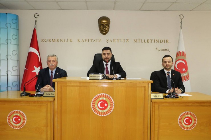 rize-il-genel-meclisi-baskani-av-ali-imran-buyuk-ak-parti-mhp-ve-chpli-meclis-uyelerinin-tamaminin-oyunu-alarak-oy-birligi-ile-yeniden-il-genel-meclis-baskani-secild-3.jpg
