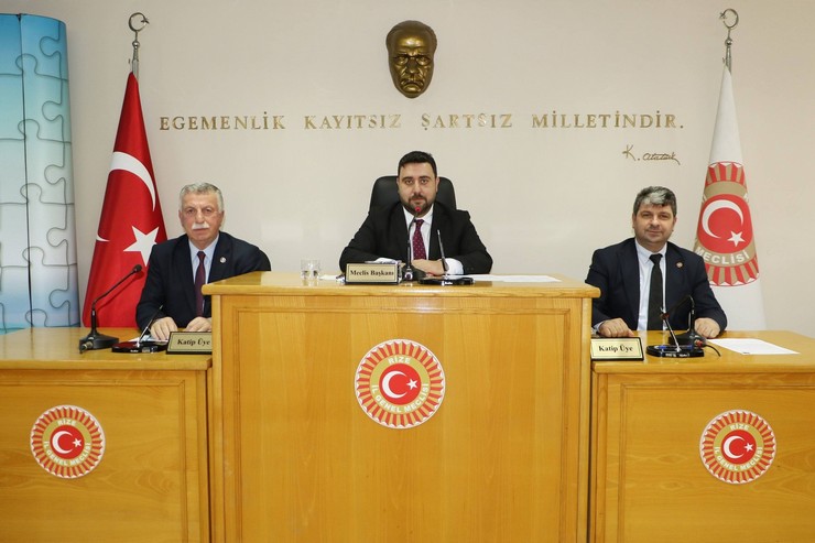 rize-il-genel-meclisi-baskani-av-ali-imran-buyuk-ak-parti-mhp-ve-chpli-meclis-uyelerinin-tamaminin-oyunu-alarak-oy-birligi-ile-yeniden-il-genel-meclis-baskani-secildi-1.jpg