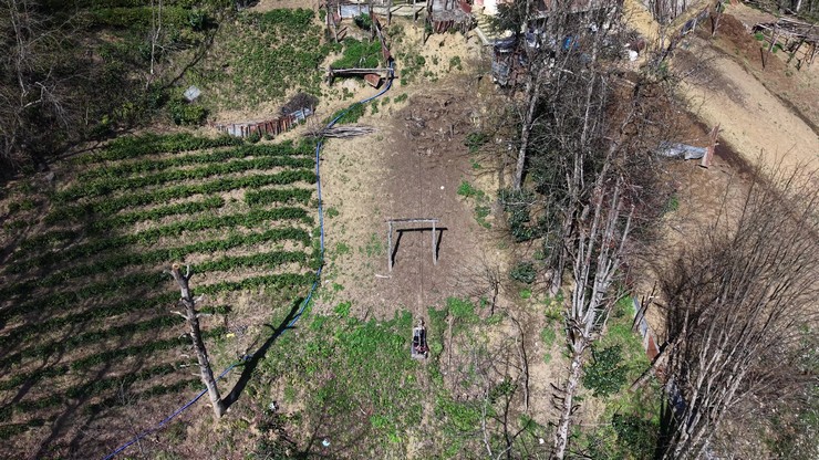 rizede-kaptanpasa-koyunde-yasayan-makbule-bozkurt-83-arac-yoluna-110-metre-uzakligindaki-evine-yuk-tasimak-icin-kurulan-celik-telli-teleferikle-ulasiyor.jpg