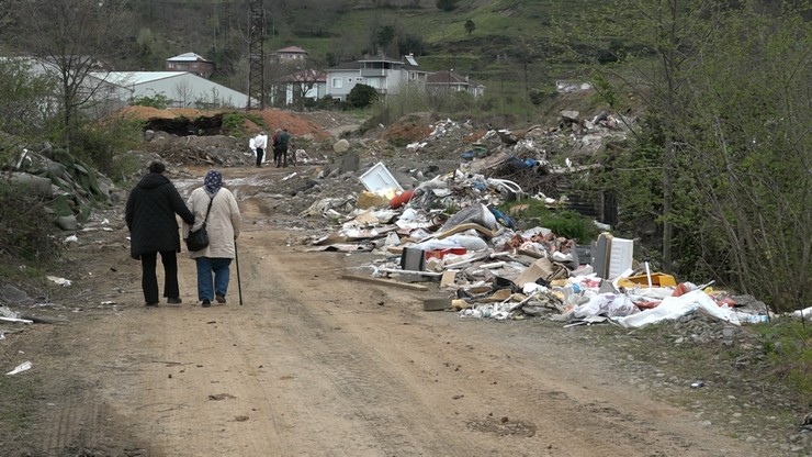 rizenin-findikli-ilcesinde-vahsi-cop-depolama-sahasi-yayilan-koku-ve-pis-goruntusuyle-mahalle-sakinlerinin-tepkisini-cekiyor-2.jpg