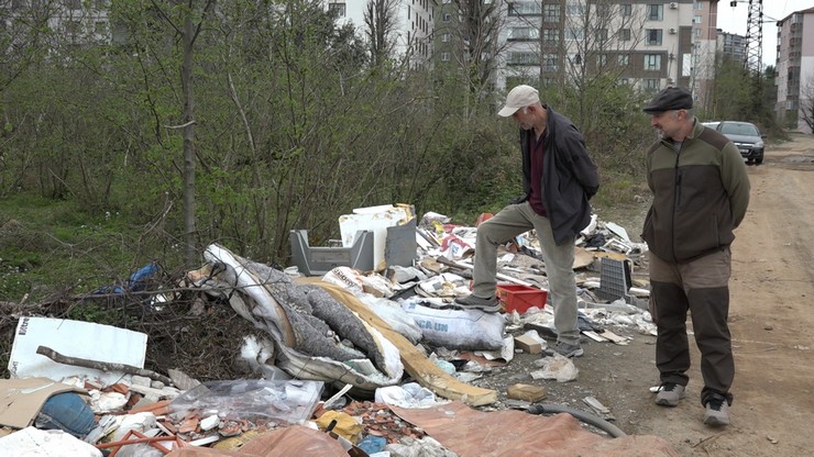 rizenin-findikli-ilcesinde-vahsi-cop-depolama-sahasi-yayilan-koku-ve-pis-goruntusuyle-mahalle-sakinlerinin-tepkisini-cekiyor-6.jpg