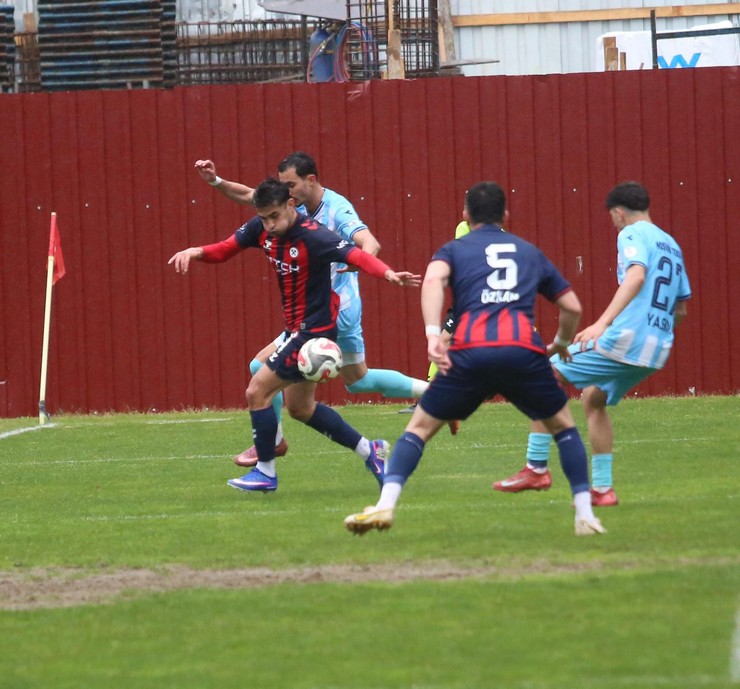 pazarspor-nesine-3-lig-28-haftasinda-sahasinda-tch-group-zonguldak-spor-futbol-kulubu-a-s-ile-3-3-berabere-kaldi-4.jpg