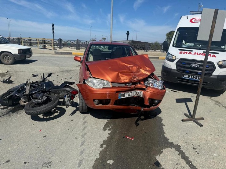 arhavide-otomobil-ile-motosiklet-carpisti-rizeli-genc-hayatini-kaybetti-1.jpg