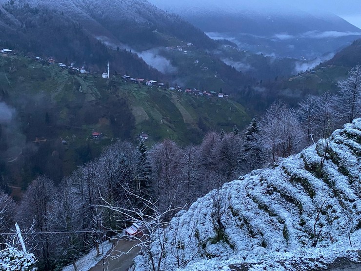 nisan-ayinda-rizede-kar-surprizi-cay-bahceleri-beyaza-burundu-2.jpg