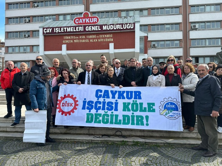 chp-rize-il-baskani-saltuk-deniz-caykur-genel-mudurlugu-onundeki-basin-aciklamasinda-caykurda-mevsimlik-olarak-calisan-gecici-iscilerin-kadro-sorununa-iliskin-konustu-1.jpg