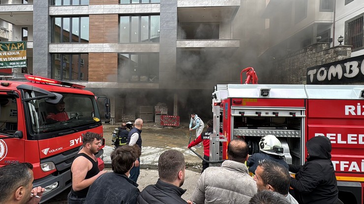 rize-merkeze-bagli-carsi-mahallesi-anafartalar-caddesinde-insaat-halindeki-bir-binada-cikan-yangin-cevrede-panige-neden-oldu-10.jpg