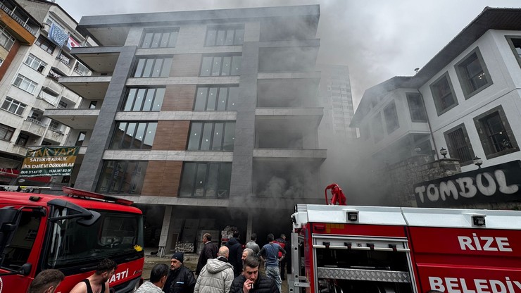 rize-merkeze-bagli-carsi-mahallesi-anafartalar-caddesinde-insaat-halindeki-bir-binada-cikan-yangin-cevrede-panige-neden-oldu-17.jpg