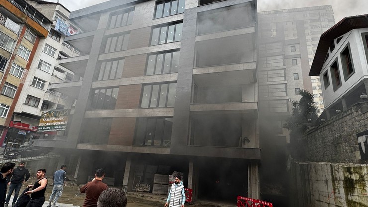 rize-merkeze-bagli-carsi-mahallesi-anafartalar-caddesinde-insaat-halindeki-bir-binada-cikan-yangin-cevrede-panige-neden-oldu-3.jpg