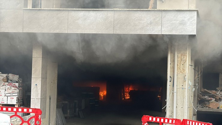 rize-merkeze-bagli-carsi-mahallesi-anafartalar-caddesinde-insaat-halindeki-bir-binada-cikan-yangin-cevrede-panige-neden-oldu-4.jpg