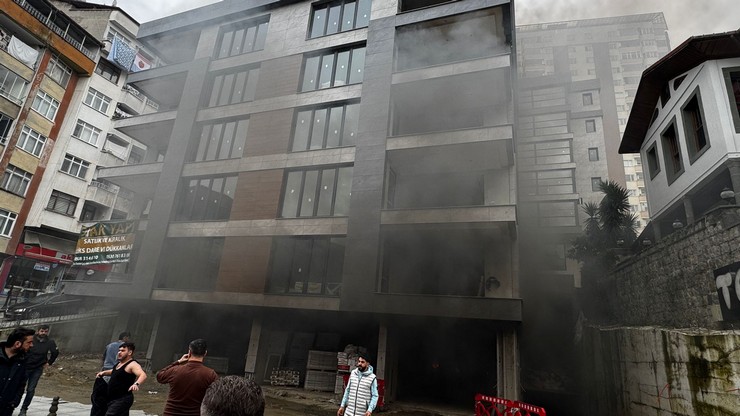 rize-merkeze-bagli-carsi-mahallesi-anafartalar-caddesinde-insaat-halindeki-bir-binada-cikan-yangin-cevrede-panige-neden-oldu-9.jpg